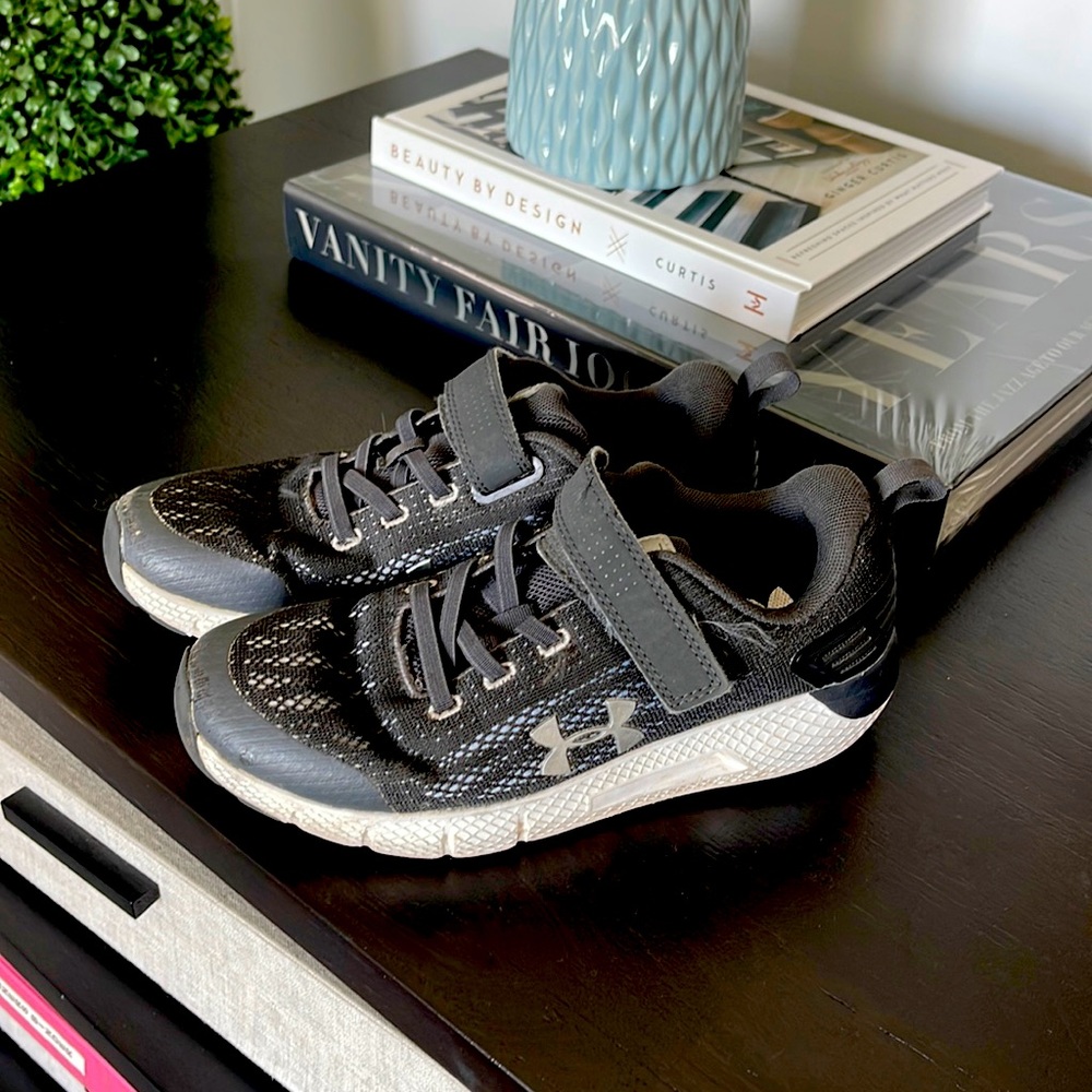 Boys Under armour tennis shoes